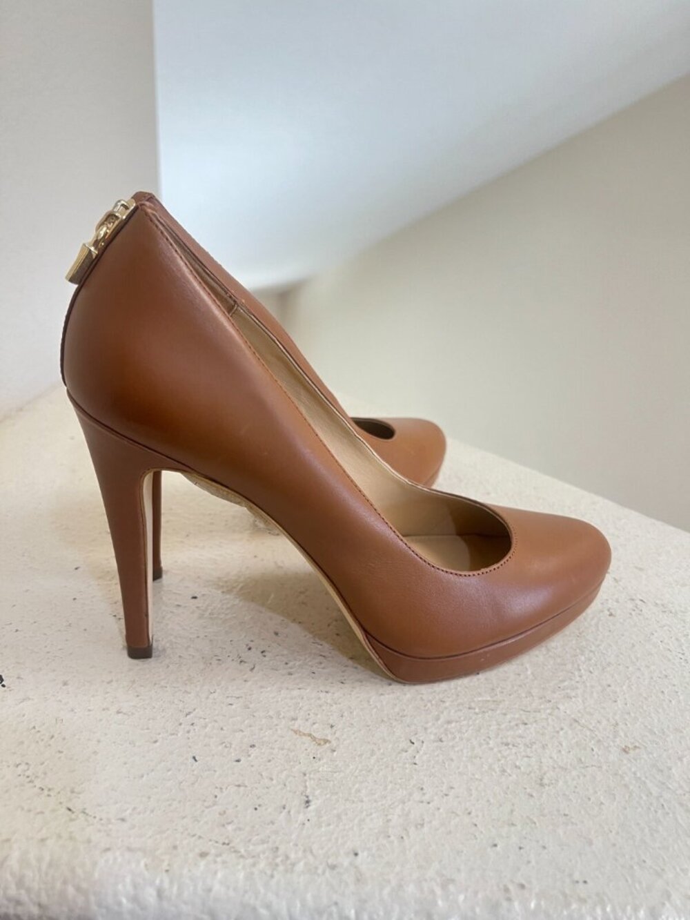 MICHAEL KORS ANTOINETTE PADLOCK MK LOGO ROUND TOE Brown Court Shoes PUMPS - Picture 3 of 8